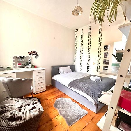 A Lovely Guest Room In West Лондон Екстериор снимка