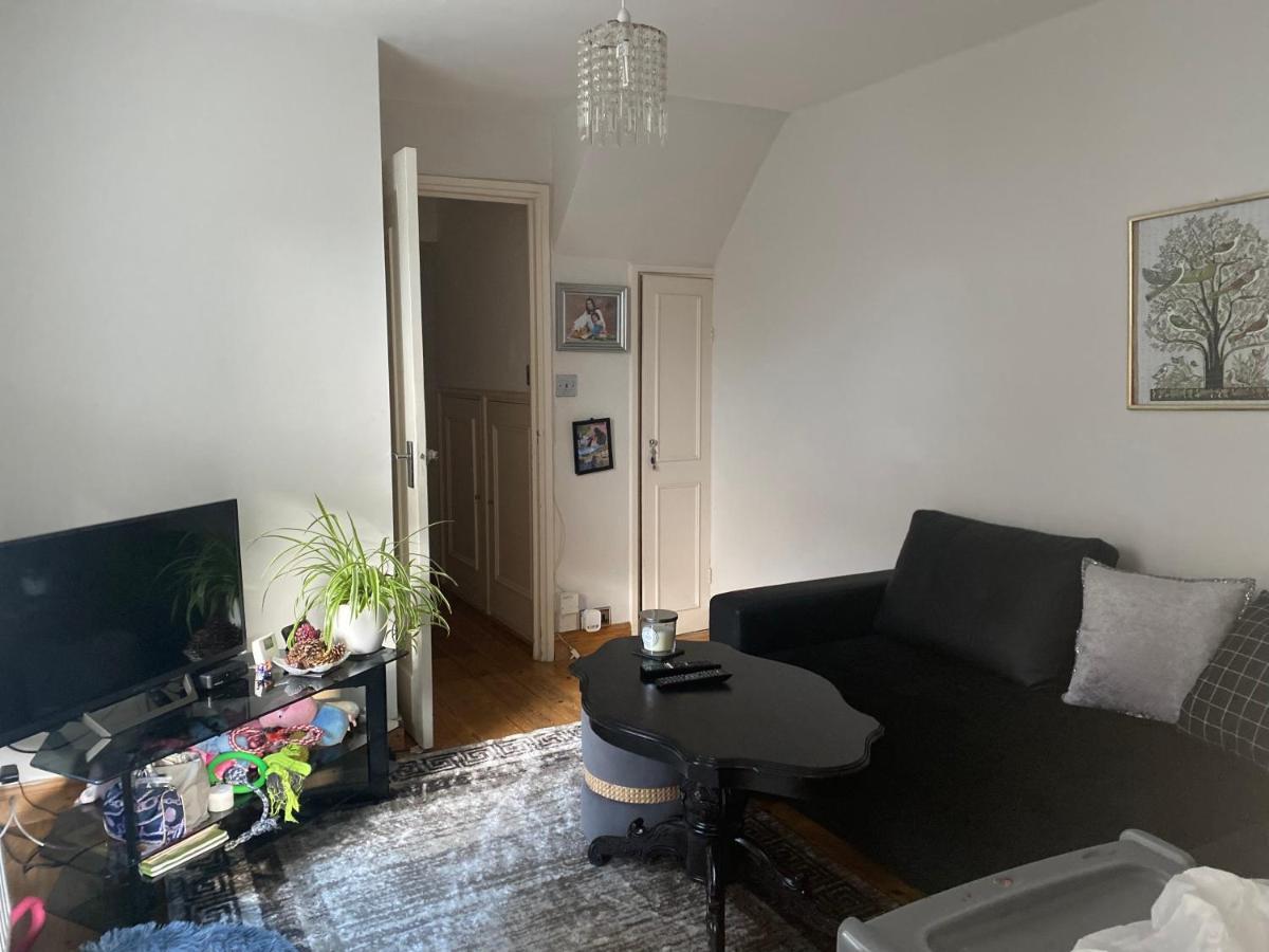 A Lovely Guest Room In West Лондон Екстериор снимка
