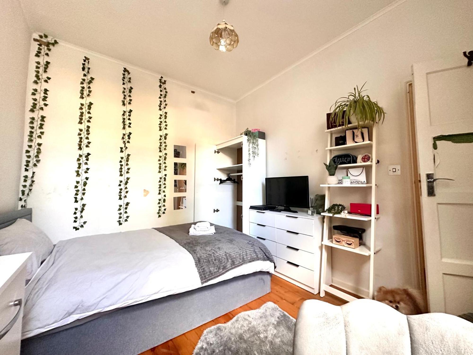 A Lovely Guest Room In West Лондон Екстериор снимка