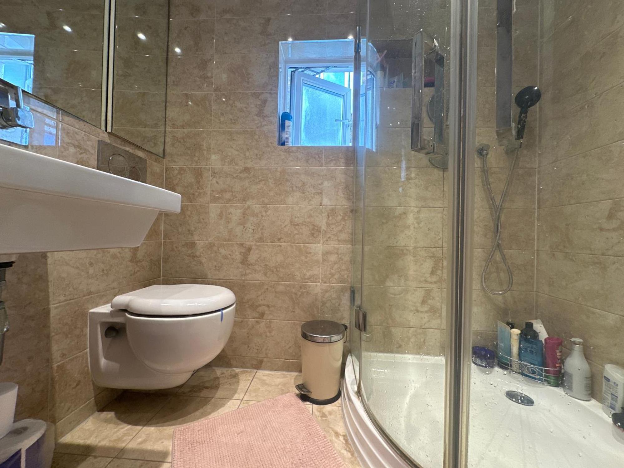 A Lovely Guest Room In West Лондон Екстериор снимка